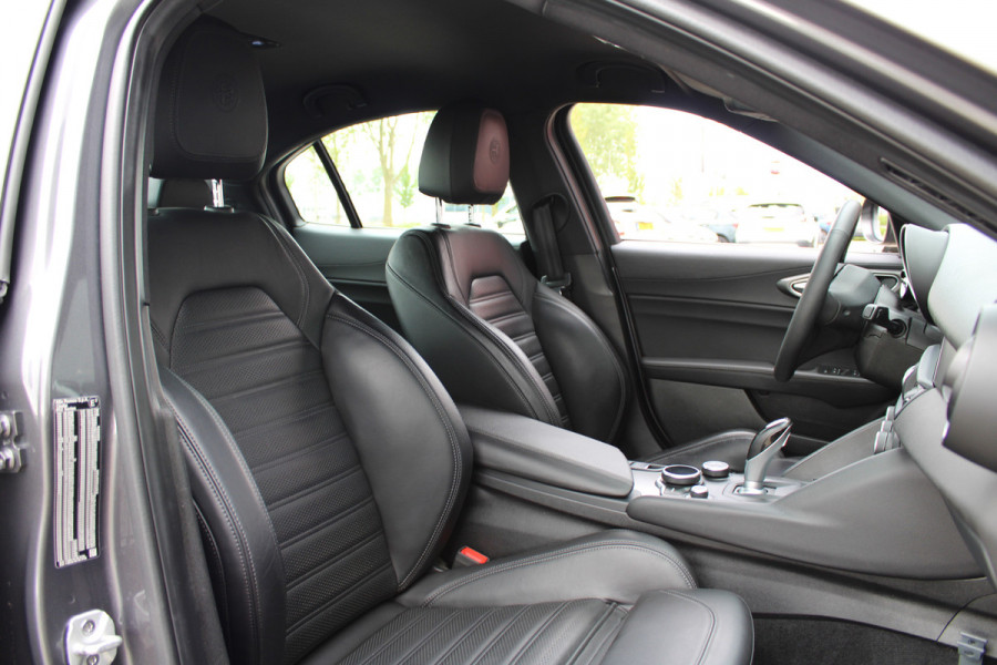 Alfa Romeo Giulia 2.0T Super | Veloce interieur | Stuur\stoel verwarming | Xenon | Regen\lichtsensor 19" velgen