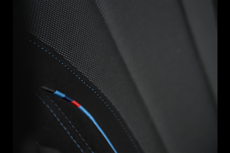 BMW 3 Serie Touring 330e xDrive M sport | Accu 19,5kWh | Trekhaak | Panorama dak  | Active Cruise | Camera  | Ambiance interieur