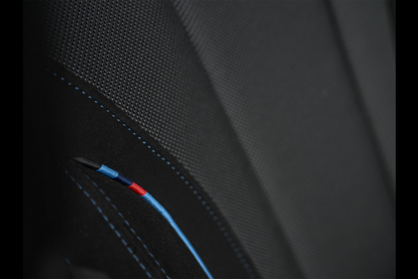 BMW 3 Serie Touring 330e xDrive M sport | Accu 19,5kWh | Trekhaak | Panorama dak  | Active Cruise | Camera  | Ambiance interieur