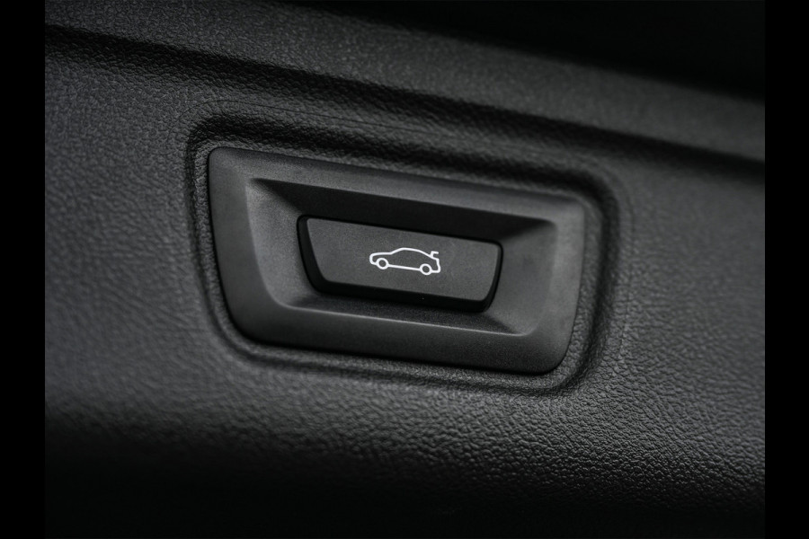 BMW 3 Serie Touring 330e xDrive M sport | Accu 19,5kWh | Trekhaak | Panorama dak  | Active Cruise | Camera  | Ambiance interieur
