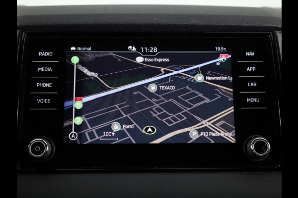 Škoda Karoq 1.5 TSI ACT Sportline Business 150pk | Wegklapbare trekhaak | Navigatie | Parkeercamera | Led koplampen