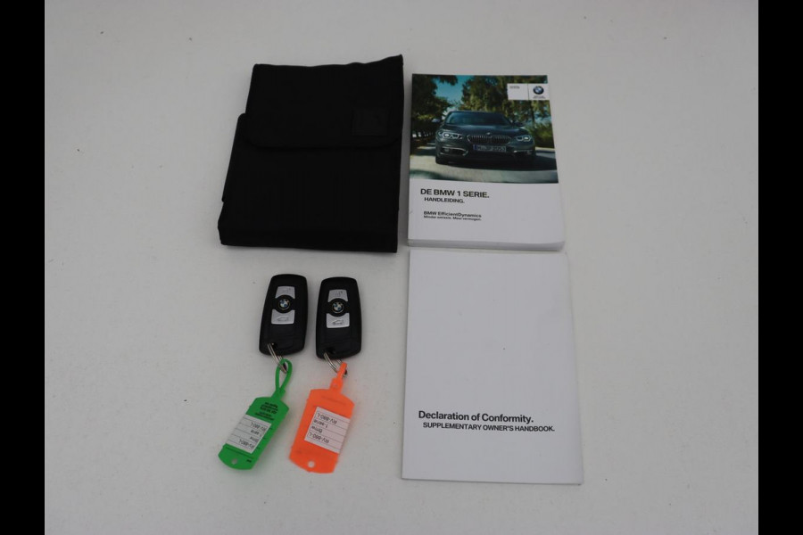 BMW 1-serie 118i Executive | Schuifdak | Leder | Stoelverwarming | Camera | Full LED | Navigatie | Parkeerhulp | Climate control | Bluetooth | Cruise control