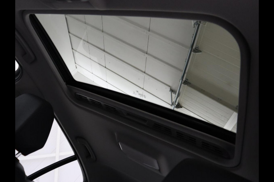 BMW 1-serie 118i Executive | Schuifdak | Leder | Stoelverwarming | Camera | Full LED | Navigatie | Parkeerhulp | Climate control | Bluetooth | Cruise control