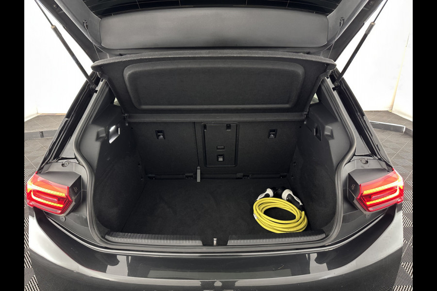 Volkswagen ID.3 First Plus 58 kWh [ 3-Fase ] (INCL.BTW) Aut. *FULL-LED | HEATED-COMFORTSEATS | CAMERA | DIGI-COCKPIT | NAVI-FULLMAP | KEYLESS | PRIVACY-GLASS | AMBIENT-LIGHT | ECC | PDC | CRUISE | 19''ALU*