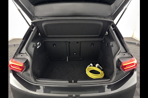 Volkswagen ID.3 First Plus 58 kWh [ 3-Fase ] (INCL.BTW) Aut. *FULL-LED | HEATED-COMFORTSEATS | CAMERA | DIGI-COCKPIT | NAVI-FULLMAP | KEYLESS | PRIVACY-GLASS | AMBIENT-LIGHT | ECC | PDC | CRUISE | 19''ALU*