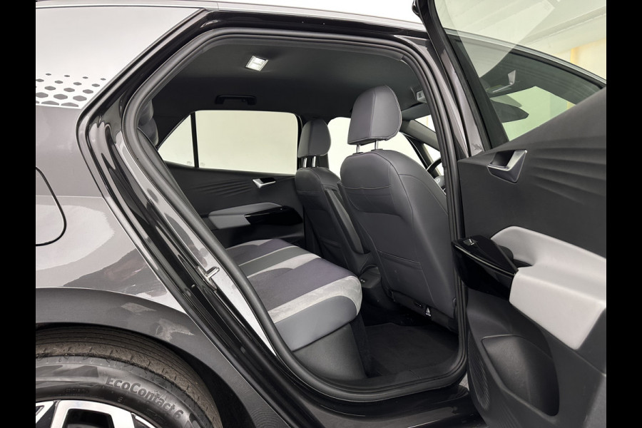 Volkswagen ID.3 First Plus 58 kWh [ 3-Fase ] (INCL.BTW) Aut. *FULL-LED | HEATED-COMFORTSEATS | CAMERA | DIGI-COCKPIT | NAVI-FULLMAP | KEYLESS | PRIVACY-GLASS | AMBIENT-LIGHT | ECC | PDC | CRUISE | 19''ALU*