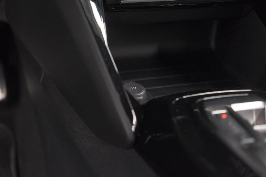 Peugeot e-2008 EV GT 50 kWh | 11 KW Laadfunctie | 360 Camera | Dodehoekdetectie | Apple Carplay