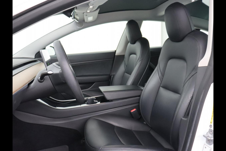 Tesla Model 3 Standard RWD Plus 60 kWh | SOH 87,7% | Autopilot | Trekhaak | Panoramadak | Leder | Stoelverwarming | Full LED | Camera | Navigatie | Keyless