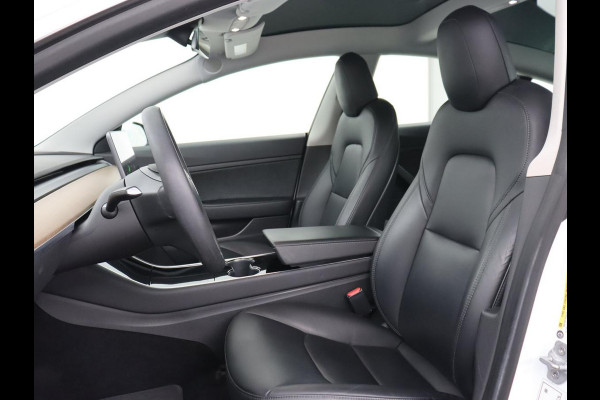 Tesla Model 3 Standard RWD Plus 60 kWh | SOH 87,7% | Autopilot | Trekhaak | Panoramadak | Leder | Stoelverwarming | Full LED | Camera | Navigatie | Keyless