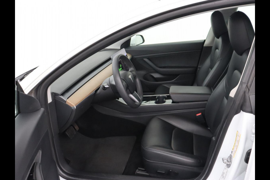 Tesla Model 3 Standard RWD Plus 60 kWh | SOH 87,7% | Autopilot | Trekhaak | Panoramadak | Leder | Stoelverwarming | Full LED | Camera | Navigatie | Keyless