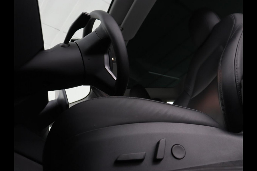 Tesla Model 3 Standard RWD Plus 60 kWh | SOH 87,7% | Autopilot | Trekhaak | Panoramadak | Leder | Stoelverwarming | Full LED | Camera | Navigatie | Keyless