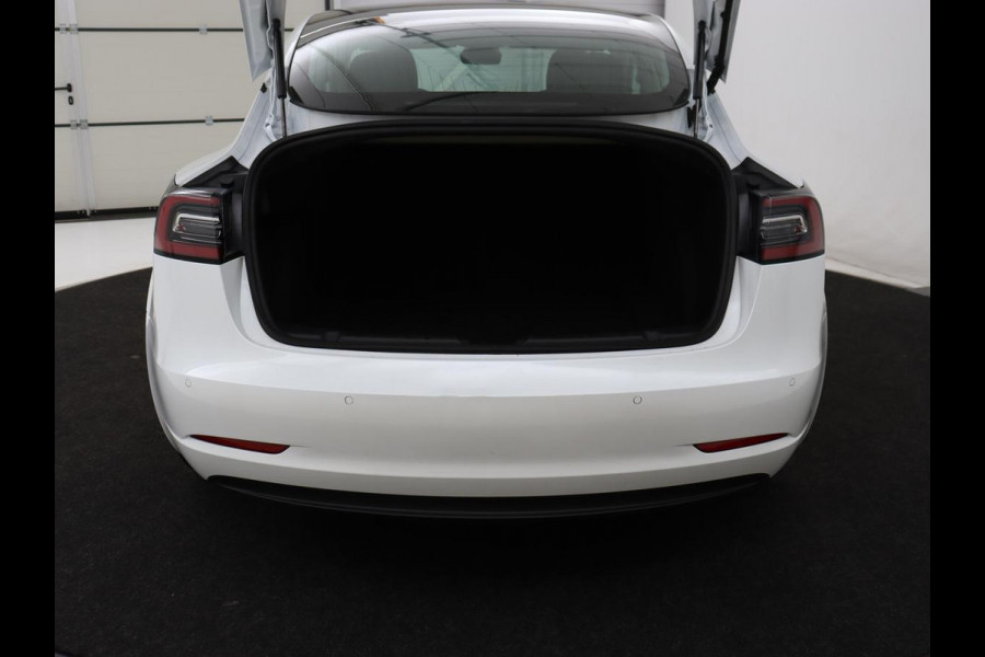 Tesla Model 3 Standard RWD Plus 60 kWh | SOH 87,7% | Autopilot | Trekhaak | Panoramadak | Leder | Stoelverwarming | Full LED | Camera | Navigatie | Keyless