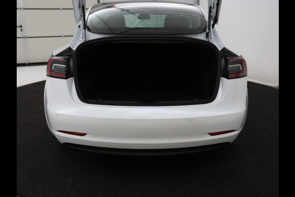 Tesla Model 3 Standard RWD Plus 60 kWh | SOH 87,7% | Autopilot | Trekhaak | Panoramadak | Leder | Stoelverwarming | Full LED | Camera | Navigatie | Keyless