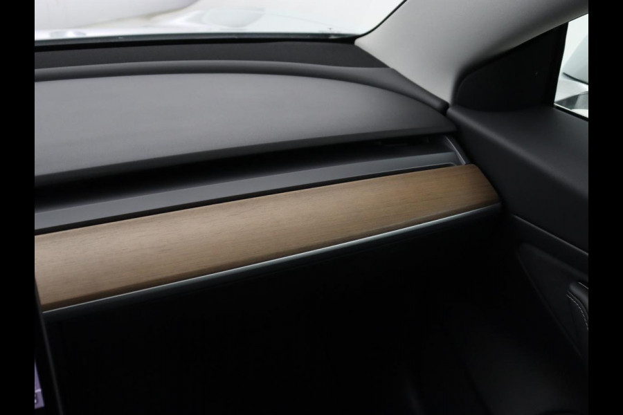 Tesla Model 3 Standard RWD Plus 60 kWh | SOH 87,7% | Autopilot | Trekhaak | Panoramadak | Leder | Stoelverwarming | Full LED | Camera | Navigatie | Keyless