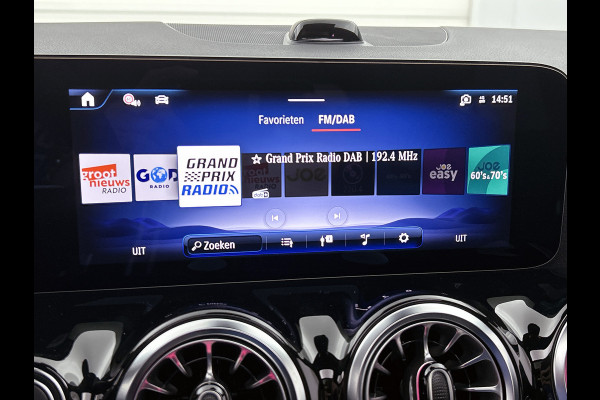 Mercedes-Benz EQA 250+ Business Solution Luxury 71 kWh | Trekhaak | Sierdelen in Star Pattern | Warmtewerend, donkergetint glas | Smartphone integratie | Panoramaschuifdak | 18 inch multispaakse lichtmetalen velgen |
