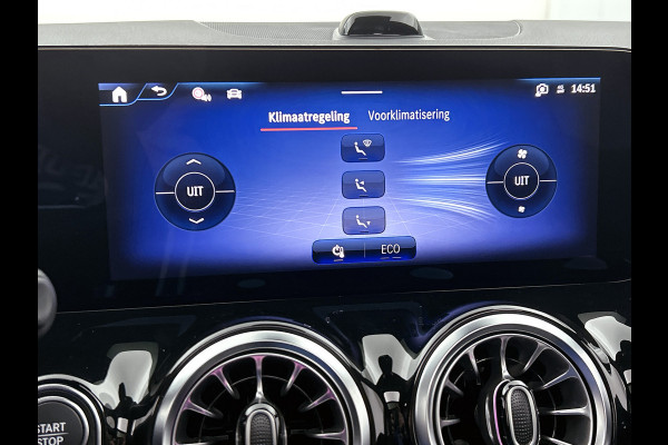 Mercedes-Benz EQA 250+ Business Solution Luxury 71 kWh | Trekhaak | Sierdelen in Star Pattern | Warmtewerend, donkergetint glas | Smartphone integratie | Panoramaschuifdak | 18 inch multispaakse lichtmetalen velgen |