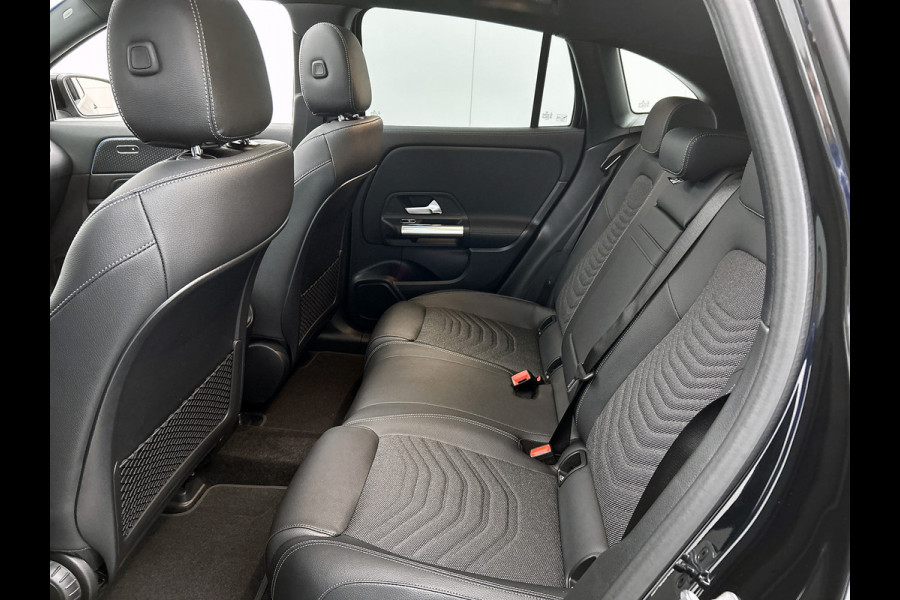 Mercedes-Benz EQA 250+ Business Solution Luxury 71 kWh | Trekhaak | Sierdelen in Star Pattern | Warmtewerend, donkergetint glas | Smartphone integratie | Panoramaschuifdak | 18 inch multispaakse lichtmetalen velgen |