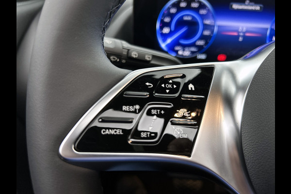 Mercedes-Benz EQA 250+ Business Solution Luxury 71 kWh | Trekhaak | Sierdelen in Star Pattern | Warmtewerend, donkergetint glas | Smartphone integratie | Panoramaschuifdak | 18 inch multispaakse lichtmetalen velgen |