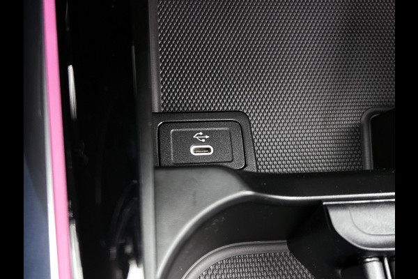 Mercedes-Benz EQA 250+ Business Solution Luxury 71 kWh | Trekhaak | Sierdelen in Star Pattern | Warmtewerend, donkergetint glas | Smartphone integratie | Panoramaschuifdak | 18 inch multispaakse lichtmetalen velgen |
