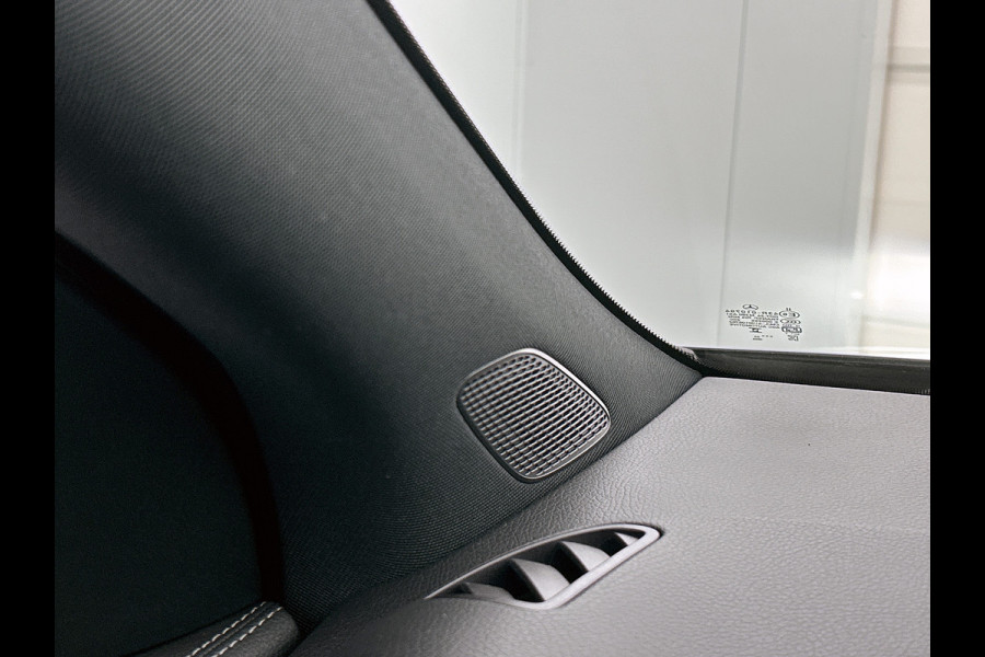 Mercedes-Benz EQA 250+ Business Solution Luxury 71 kWh | Trekhaak | Sierdelen in Star Pattern | Warmtewerend, donkergetint glas | Smartphone integratie | Panoramaschuifdak | 18 inch multispaakse lichtmetalen velgen |