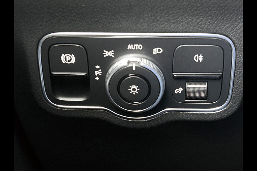 Mercedes-Benz EQA 250+ Business Solution Luxury 71 kWh | Trekhaak | Sierdelen in Star Pattern | Warmtewerend, donkergetint glas | Smartphone integratie | Panoramaschuifdak | 18 inch multispaakse lichtmetalen velgen |