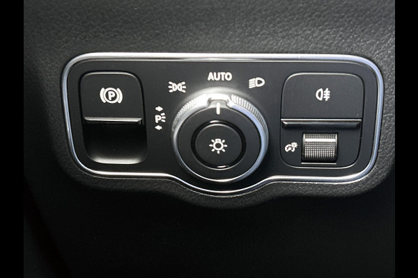 Mercedes-Benz EQA 250+ Business Solution Luxury 71 kWh | Trekhaak | Sierdelen in Star Pattern | Warmtewerend, donkergetint glas | Smartphone integratie | Panoramaschuifdak | 18 inch multispaakse lichtmetalen velgen |