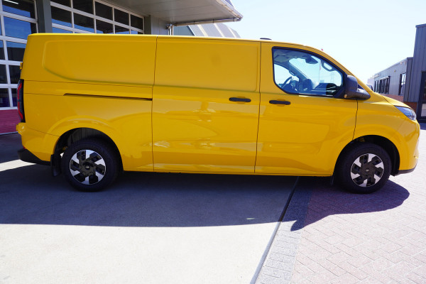 Ford E-Transit Cust. 320 L2H1 136PK Trend 65 kWh Automaat nr. V113 | Airco | Cruise | Camera | Apple CP| Trekhaak 8 STUKS