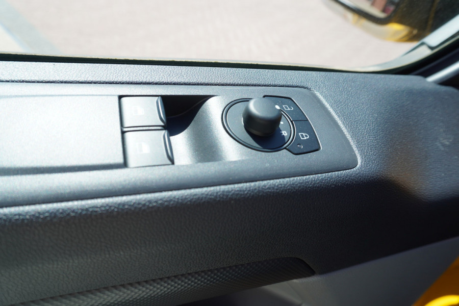 Ford E-Transit Cust. 320 L2H1 136PK Trend 65 kWh Automaat nr. V086 | Airco | Cruise | Camera | Apple CP| Trekhaak 8 STUKS