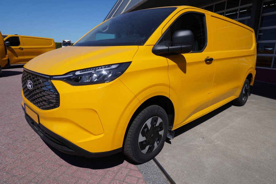 Ford E-Transit Cust. 320 L2H1 136PK Trend 65 kWh Automaat Airco | Cruise | Camera | Apple CP| Trekhaak 8 STUKS