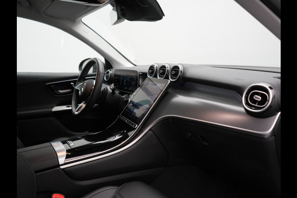 Mercedes-Benz GLC 300e 4MATIC Luxury Line 313pk Dealer O.H. | Trekhaak Af Fabriek | Adaptive Cruise | Camera | Lederen Sportstoelen Memory & Verwarmd | Sfeerverlichting | Blis | Stuur Verwarmd | Navigatie | DAB | Plug In Hybrid |