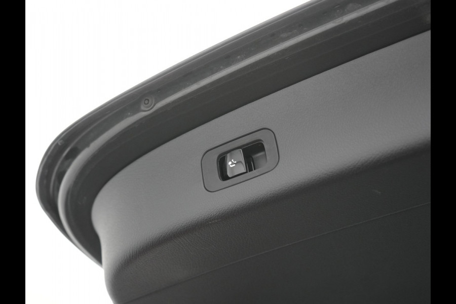 Mercedes-Benz GLC 300e 4MATIC Luxury Line 313pk Dealer O.H. | Trekhaak Af Fabriek | Adaptive Cruise | Camera | Lederen Sportstoelen Memory & Verwarmd | Sfeerverlichting | Blis | Stuur Verwarmd | Navigatie | DAB | Plug In Hybrid |