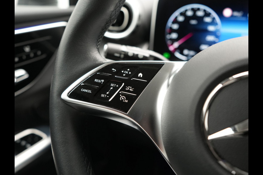 Mercedes-Benz GLC 300e 4MATIC Luxury Line 313pk Dealer O.H. | Trekhaak Af Fabriek | Adaptive Cruise | Camera | Lederen Sportstoelen Memory & Verwarmd | Sfeerverlichting | Blis | Stuur Verwarmd | Navigatie | DAB | Plug In Hybrid |