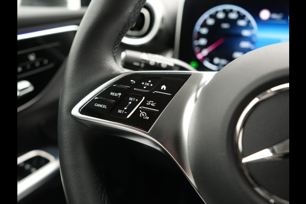 Mercedes-Benz GLC 300e 4MATIC Luxury Line 313pk Dealer O.H. | Trekhaak Af Fabriek | Adaptive Cruise | Camera | Lederen Sportstoelen Memory & Verwarmd | Sfeerverlichting | Blis | Stuur Verwarmd | Navigatie | DAB | Plug In Hybrid |