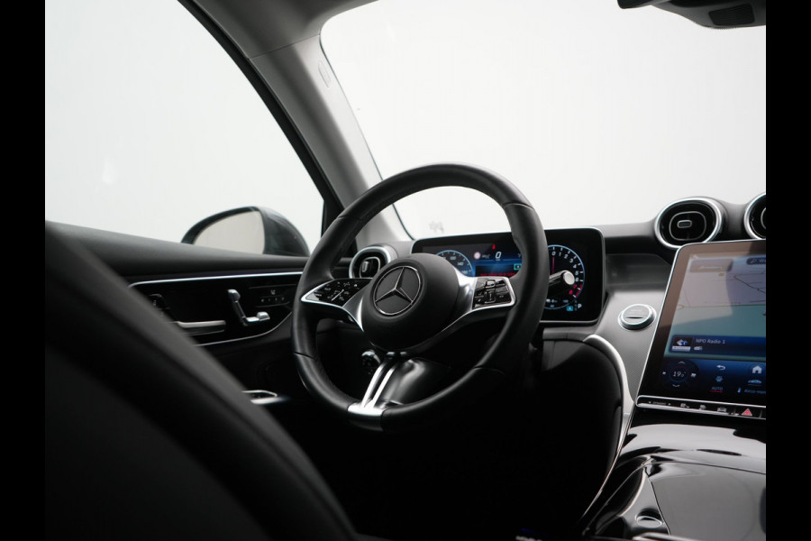 Mercedes-Benz GLC 300e 4MATIC Luxury Line 313pk Dealer O.H. | Trekhaak Af Fabriek | Adaptive Cruise | Camera | Lederen Sportstoelen Memory & Verwarmd | Sfeerverlichting | Blis | Stuur Verwarmd | Navigatie | DAB | Plug In Hybrid |
