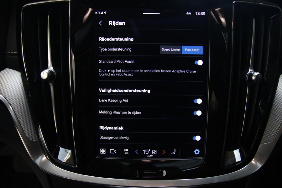 Volvo S60 2.0 B4 Ultimate Dark PANO-H&K-HUD-MEMORY-ACC-NAP
