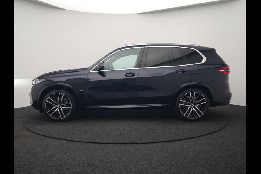 BMW X5 xDrive50e M Sport PHEV 490pk Dealer O.H. | Panodak Sky Lounge | Luchtvering | Head Up | 360 Camera | Harman / Kardon | Nappa Lederen Comfortstoelen Memory & Verwarmd | Carbon Schwarz | Apple Carplay | Keyless | Blis | 22"L.M | Plug In Hybrid |