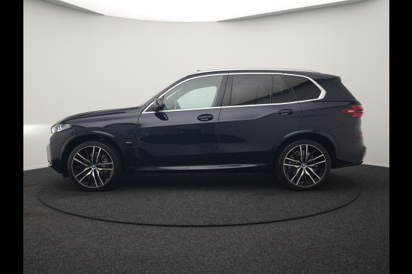 BMW X5 xDrive50e M Sport PHEV 490pk Dealer O.H. | Panodak Sky Lounge | Luchtvering | Head Up | 360 Camera | Harman / Kardon | Nappa Lederen Comfortstoelen Memory & Verwarmd | Carbon Schwarz | Apple Carplay | Keyless | Blis | 22"L.M | Plug In Hybrid |