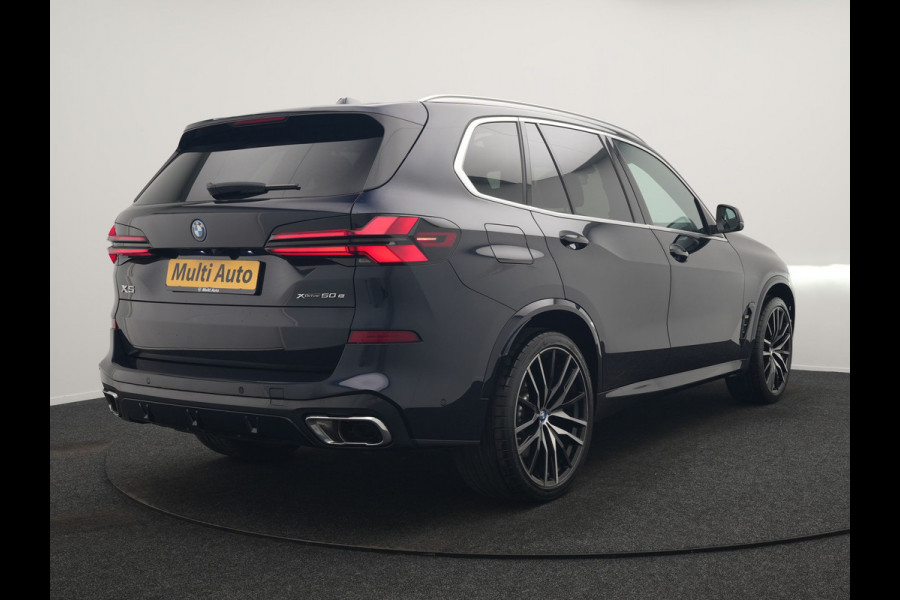 BMW X5 xDrive50e M Sport PHEV 490pk Dealer O.H. | Panodak Sky Lounge | Luchtvering | Head Up | 360 Camera | Harman / Kardon | Nappa Lederen Comfortstoelen Memory & Verwarmd | Carbon Schwarz | Apple Carplay | Keyless | Blis | 22"L.M | Plug In Hybrid |