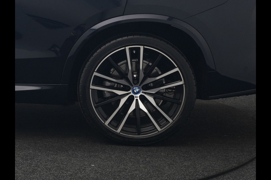 BMW X5 xDrive50e M Sport PHEV 490pk Dealer O.H. | Panodak Sky Lounge | Luchtvering | Head Up | 360 Camera | Harman / Kardon | Nappa Lederen Comfortstoelen Memory & Verwarmd | Carbon Schwarz | Apple Carplay | Keyless | Blis | 22"L.M | Plug In Hybrid |