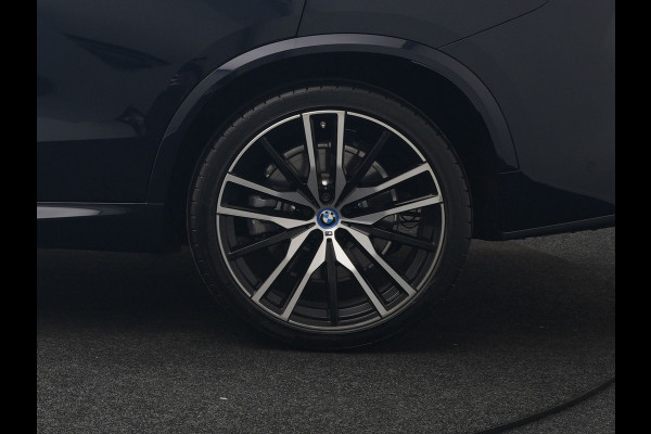 BMW X5 xDrive50e M Sport PHEV 490pk Dealer O.H. | Panodak Sky Lounge | Luchtvering | Head Up | 360 Camera | Harman / Kardon | Nappa Lederen Comfortstoelen Memory & Verwarmd | Carbon Schwarz | Apple Carplay | Keyless | Blis | 22"L.M | Plug In Hybrid |