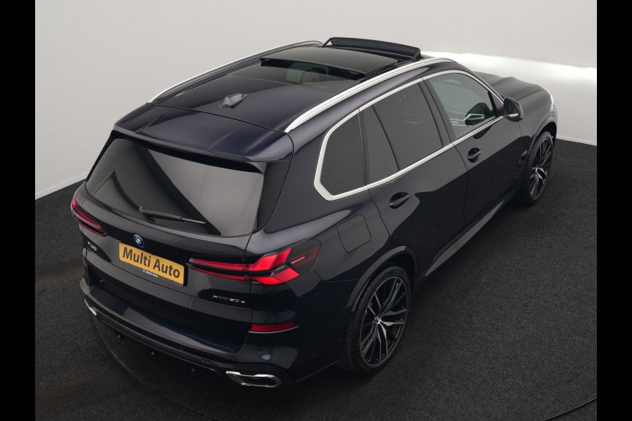 BMW X5 xDrive50e M Sport PHEV 490pk Dealer O.H. | Panodak Sky Lounge | Luchtvering | Head Up | 360 Camera | Harman / Kardon | Nappa Lederen Comfortstoelen Memory & Verwarmd | Carbon Schwarz | Apple Carplay | Keyless | Blis | 22"L.M | Plug In Hybrid |
