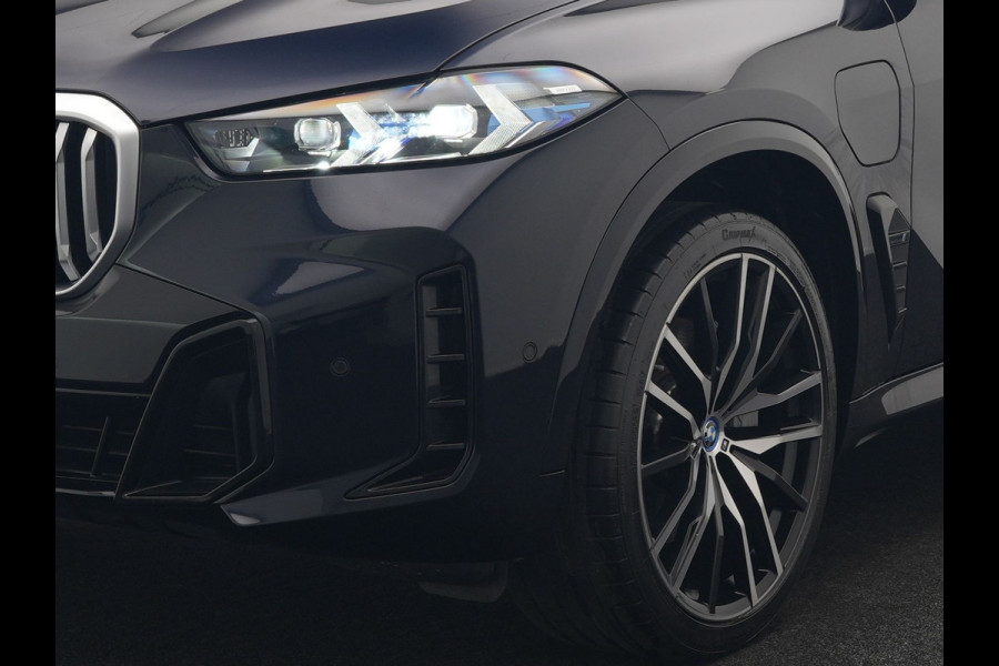 BMW X5 xDrive50e M Sport PHEV 490pk Dealer O.H. | Panodak Sky Lounge | Luchtvering | Head Up | 360 Camera | Harman / Kardon | Nappa Lederen Comfortstoelen Memory & Verwarmd | Carbon Schwarz | Apple Carplay | Keyless | Blis | 22"L.M | Plug In Hybrid |