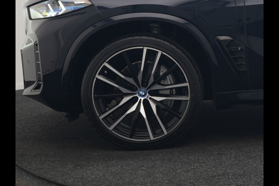 BMW X5 xDrive50e M Sport PHEV 490pk Dealer O.H. | Panodak Sky Lounge | Luchtvering | Head Up | 360 Camera | Harman / Kardon | Nappa Lederen Comfortstoelen Memory & Verwarmd | Carbon Schwarz | Apple Carplay | Keyless | Blis | 22"L.M | Plug In Hybrid |