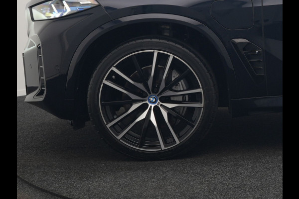 BMW X5 xDrive50e M Sport PHEV 490pk Dealer O.H. | Panodak Sky Lounge | Luchtvering | Head Up | 360 Camera | Harman / Kardon | Nappa Lederen Comfortstoelen Memory & Verwarmd | Carbon Schwarz | Apple Carplay | Keyless | Blis | 22"L.M | Plug In Hybrid |