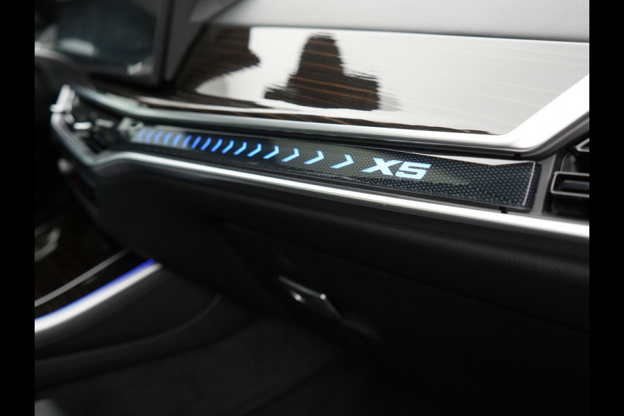 BMW X5 xDrive50e M Sport PHEV 490pk Dealer O.H. | Panodak Sky Lounge | Luchtvering | Head Up | 360 Camera | Harman / Kardon | Nappa Lederen Comfortstoelen Memory & Verwarmd | Carbon Schwarz | Apple Carplay | Keyless | Blis | 22"L.M | Plug In Hybrid |