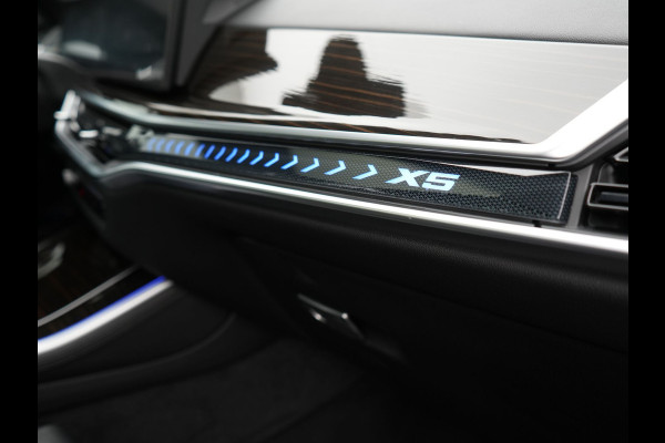 BMW X5 xDrive50e M Sport PHEV 490pk Dealer O.H. | Panodak Sky Lounge | Luchtvering | Head Up | 360 Camera | Harman / Kardon | Nappa Lederen Comfortstoelen Memory & Verwarmd | Carbon Schwarz | Apple Carplay | Keyless | Blis | 22"L.M | Plug In Hybrid |