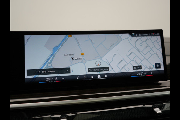 BMW X5 xDrive50e M Sport PHEV 490pk Dealer O.H. | Panodak Sky Lounge | Luchtvering | Head Up | 360 Camera | Harman / Kardon | Nappa Lederen Comfortstoelen Memory & Verwarmd | Carbon Schwarz | Apple Carplay | Keyless | Blis | 22"L.M | Plug In Hybrid |