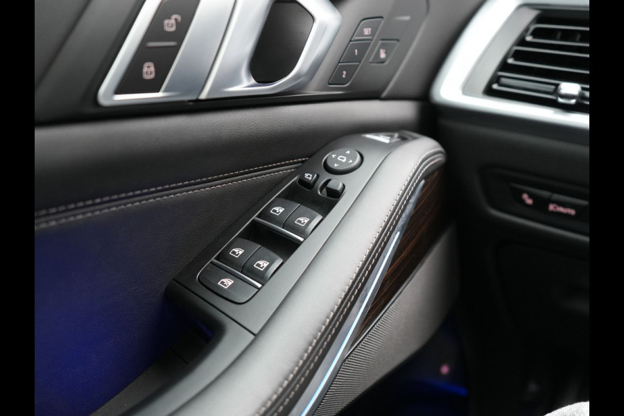 BMW X5 xDrive50e M Sport PHEV 490pk Dealer O.H. | Panodak Sky Lounge | Luchtvering | Head Up | 360 Camera | Harman / Kardon | Nappa Lederen Comfortstoelen Memory & Verwarmd | Carbon Schwarz | Apple Carplay | Keyless | Blis | 22"L.M | Plug In Hybrid |