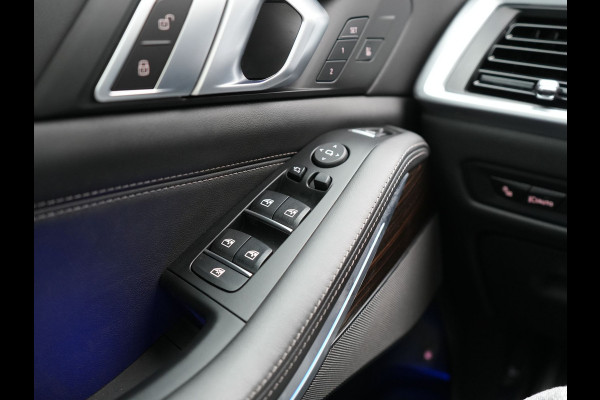 BMW X5 xDrive50e M Sport PHEV 490pk Dealer O.H. | Panodak Sky Lounge | Luchtvering | Head Up | 360 Camera | Harman / Kardon | Nappa Lederen Comfortstoelen Memory & Verwarmd | Carbon Schwarz | Apple Carplay | Keyless | Blis | 22"L.M | Plug In Hybrid |