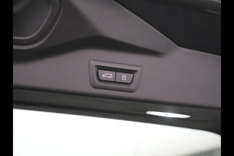 BMW X5 xDrive50e M Sport PHEV 490pk Dealer O.H. | Panodak Sky Lounge | Luchtvering | Head Up | 360 Camera | Harman / Kardon | Nappa Lederen Comfortstoelen Memory & Verwarmd | Carbon Schwarz | Apple Carplay | Keyless | Blis | 22"L.M | Plug In Hybrid |